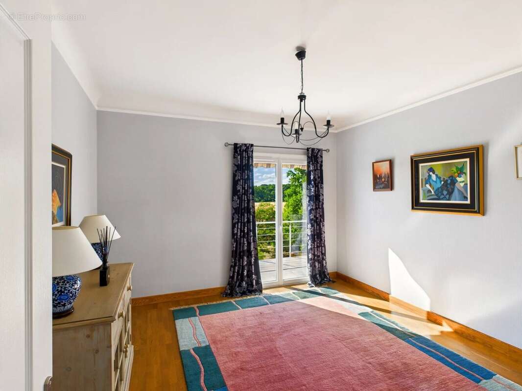 Propriété de luxe de quatre chambres avec grand jardin et piscine, à quelques pas de la ville - photo 27