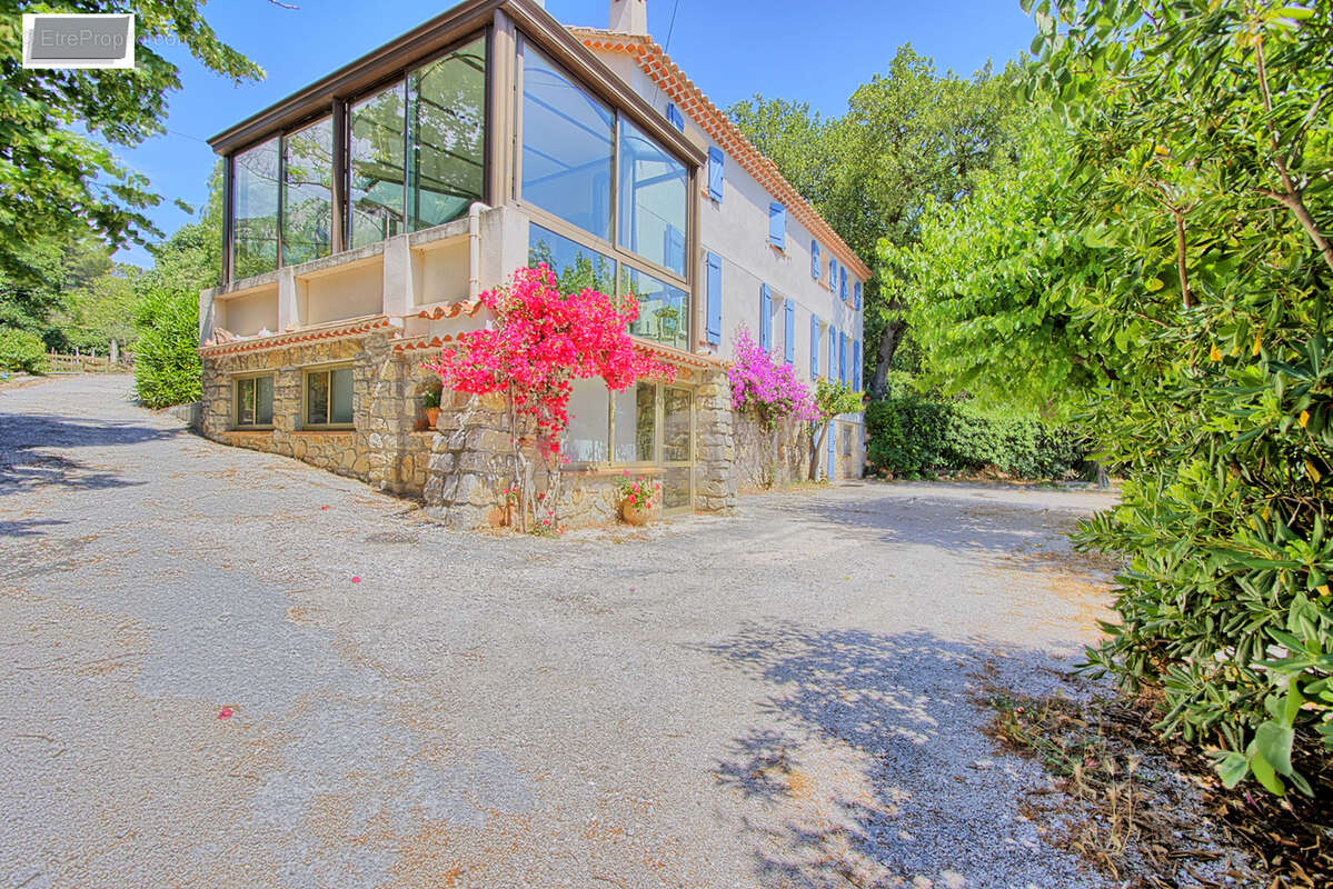 LA FARLEDE, secteur du Partegal, très jolie bastide sur 1 hectare de terrain plat - photo 16