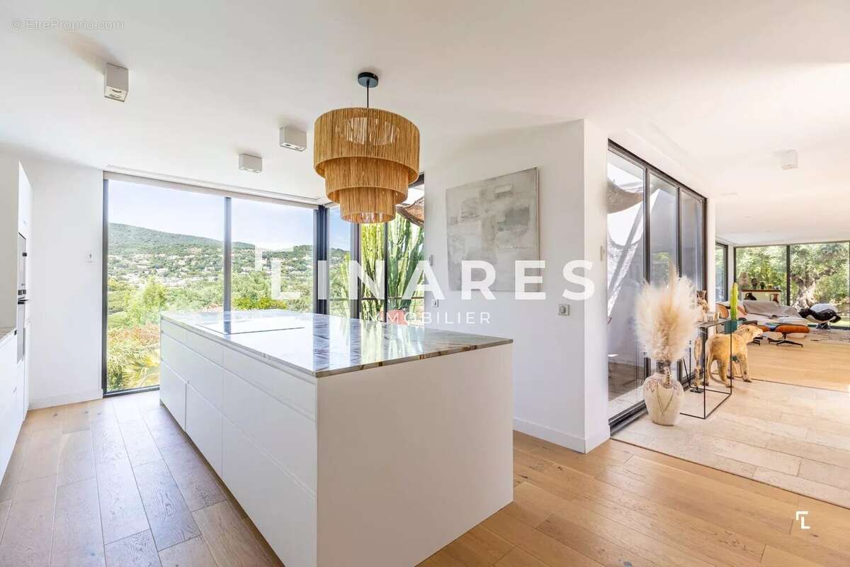 VILLA TOPAZE - Maison T7 de 206 m² - Dépendance - Piscine Terrain 1300m2 - 83240 Cavalaire - photo 10