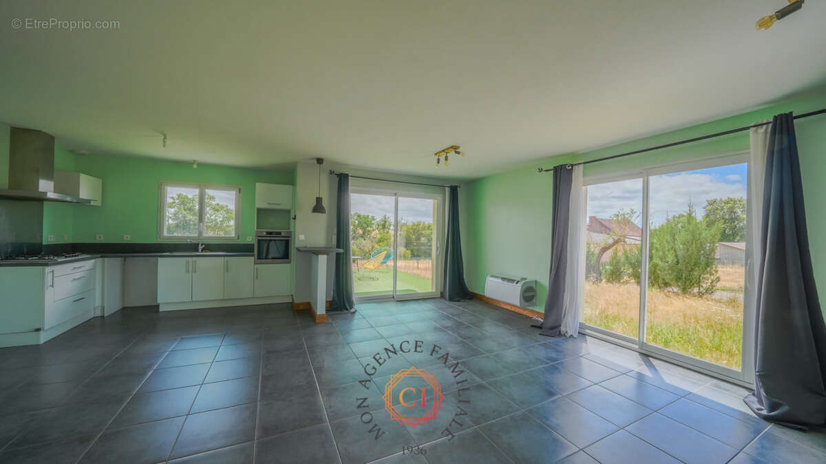 Maison de plain pied de 2013 sur une belle parcelle de 1500m2 de terrain - photo 4