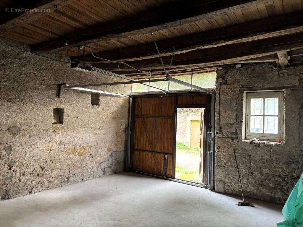 Parking à SAINT-AMAND-MONTROND