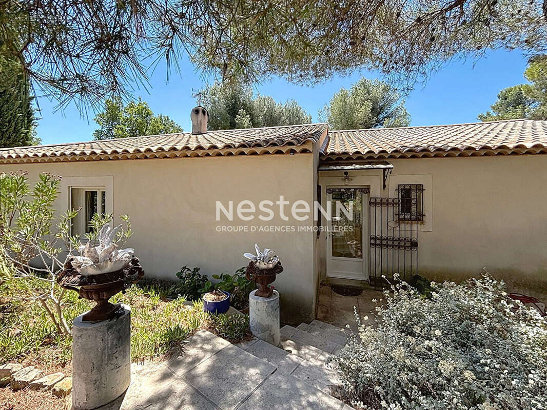 Maison , familiale avec piscine et beaux volumes située à Ventabren . - photo 3