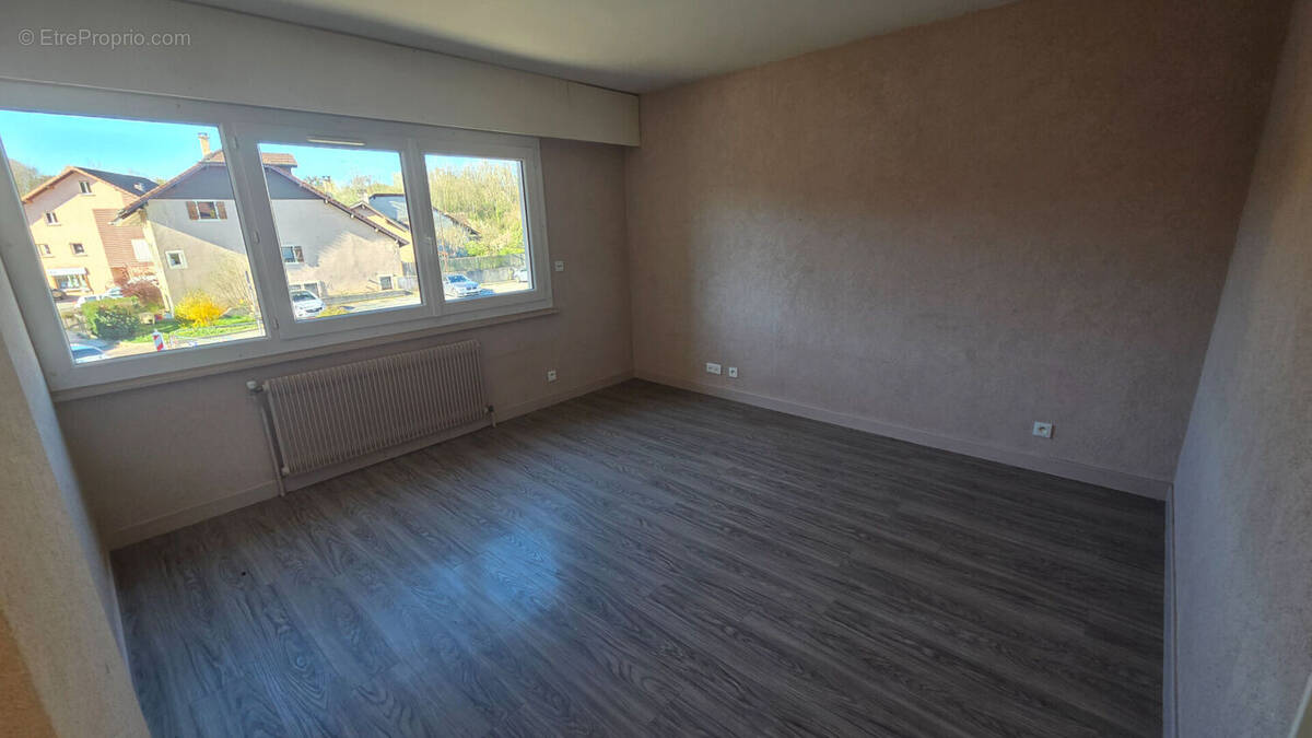 Appartement à BONNE