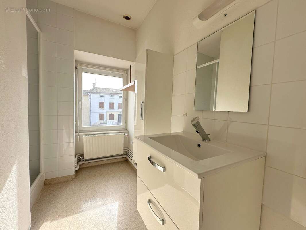 Salle d&#039;eau T3 - 2e Etage - Appartement à CHAUFFAILLES