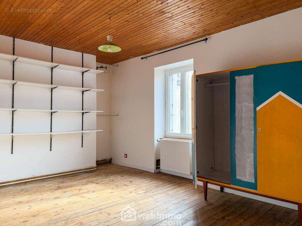 A l'étage, une première chambre de 1 5m², - Maison à POUZAUGES