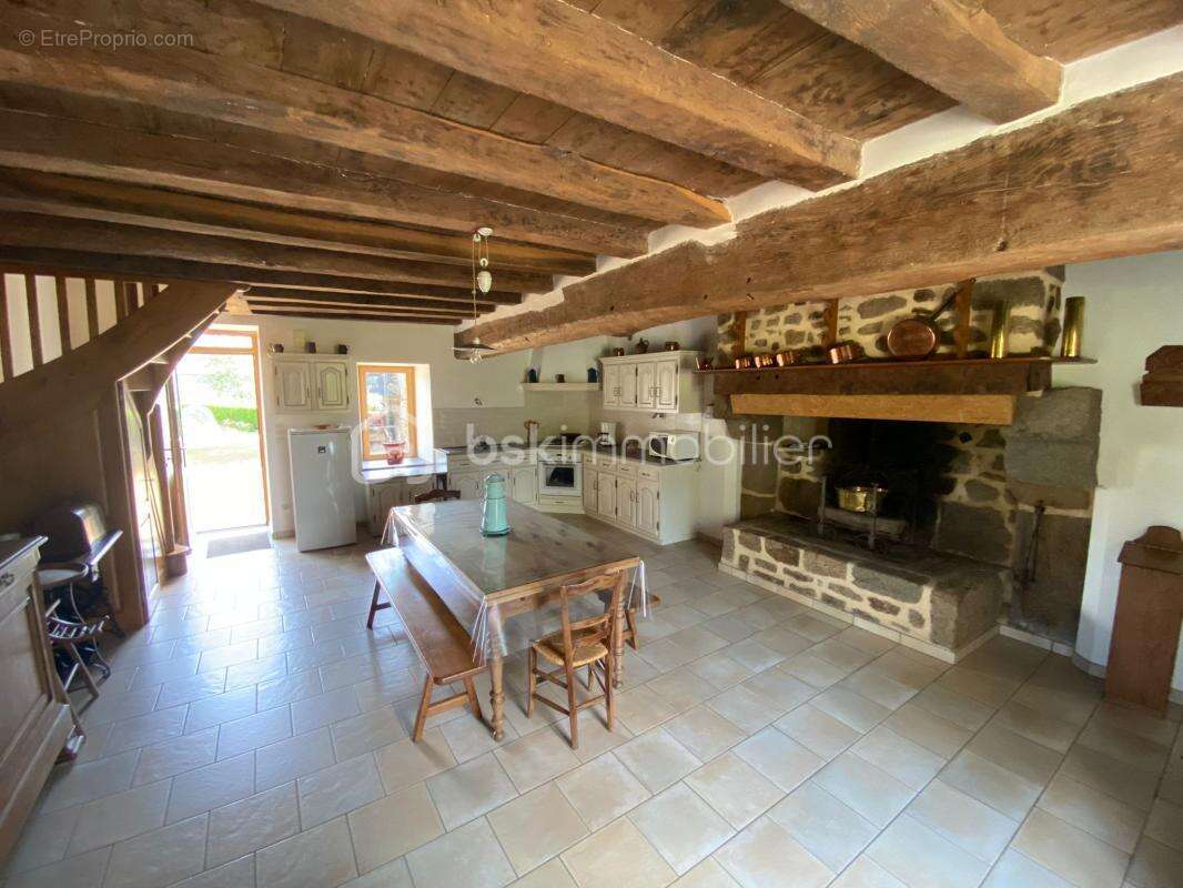 Maison à LASSAY-LES-CHATEAUX