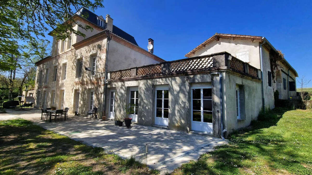 Très beau château datant du XVI ème entièrement rénové au milieu de 50 hectares et ses trois lacs situé dans l - photo 2