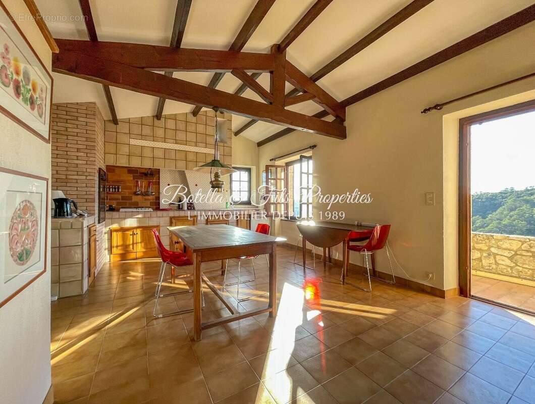 Maison à LA ROQUE-SUR-CEZE