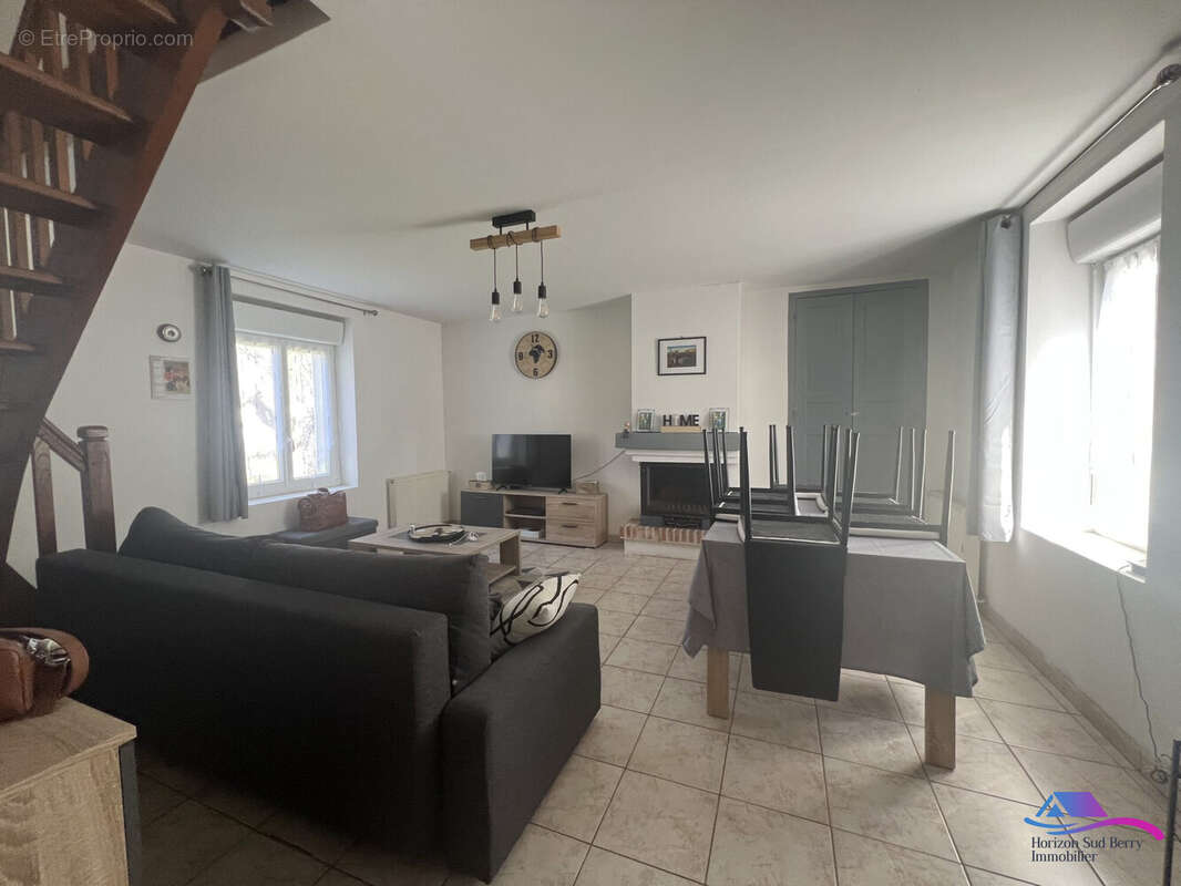 SALON/ SALLE A MANGER - Maison à CHATEAUMEILLANT