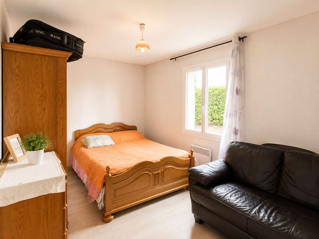 Maison de plain-pied de 129 m2 avec 4 chambres, grand terrain de 2 400 m2 et garage - photo 8