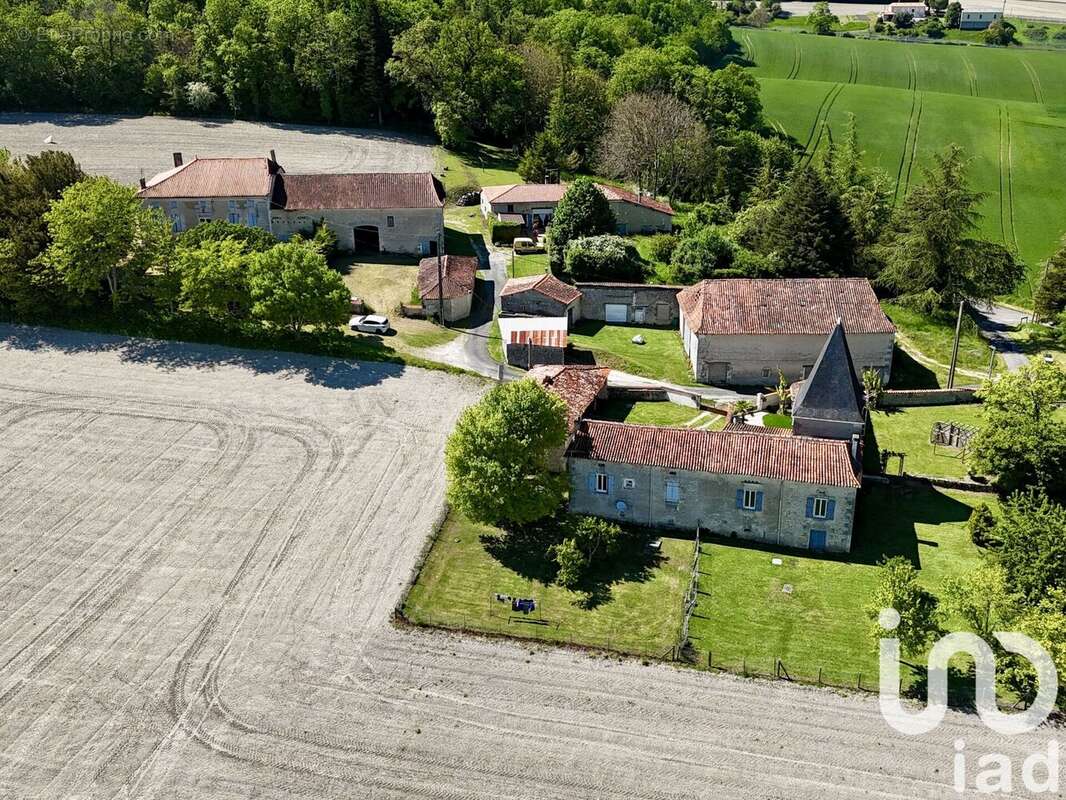 Maison 414 m² à Saint-Martial  - photo 4