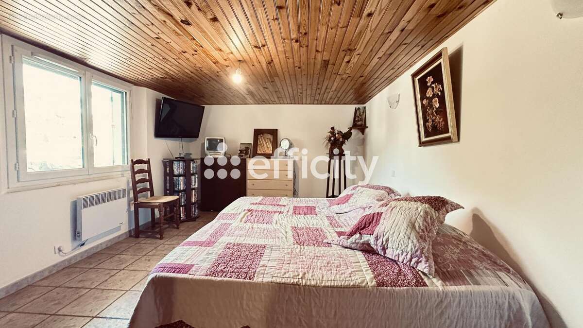 Maison à SAINT-JULIEN-DE-PEYROLAS