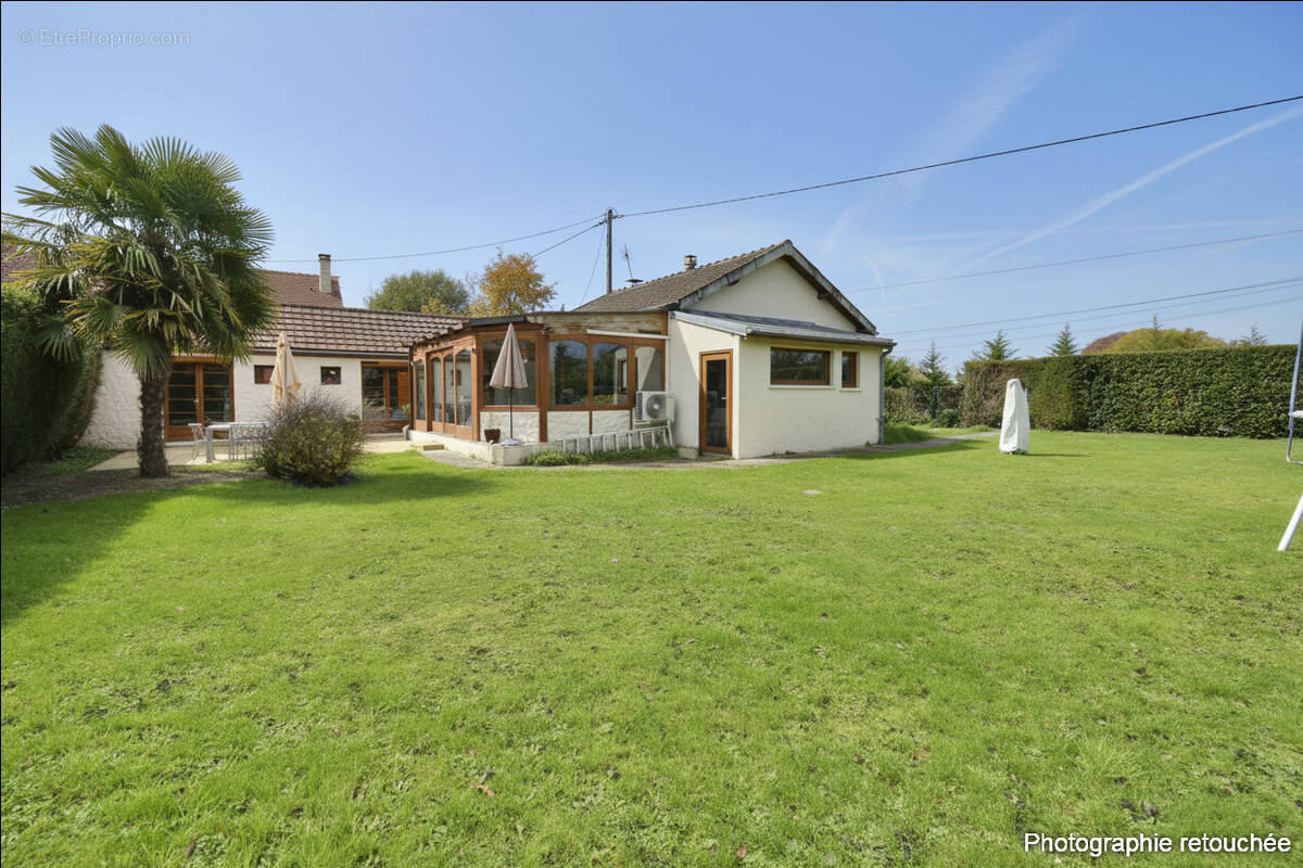 Maison à LA QUEUE-LES-YVELINES
