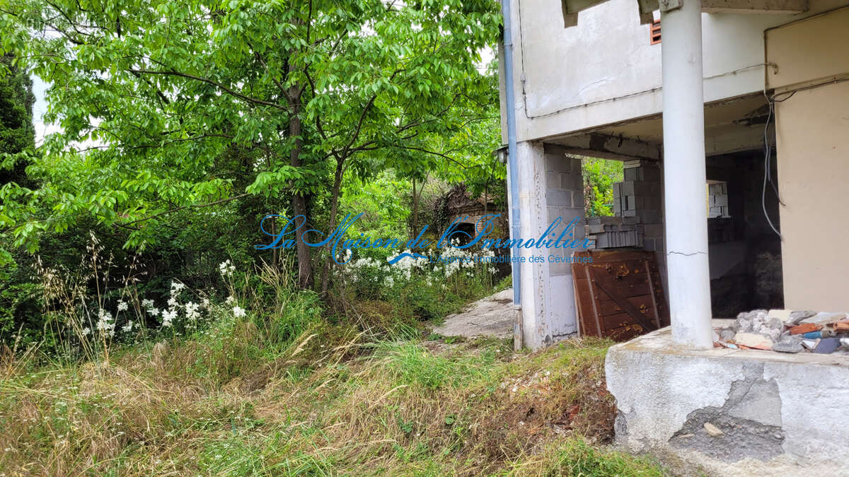 Saint AMBROIX, maison de type F5 mitoyenne à rénover avec terrain de 5517 m2 - photo 5