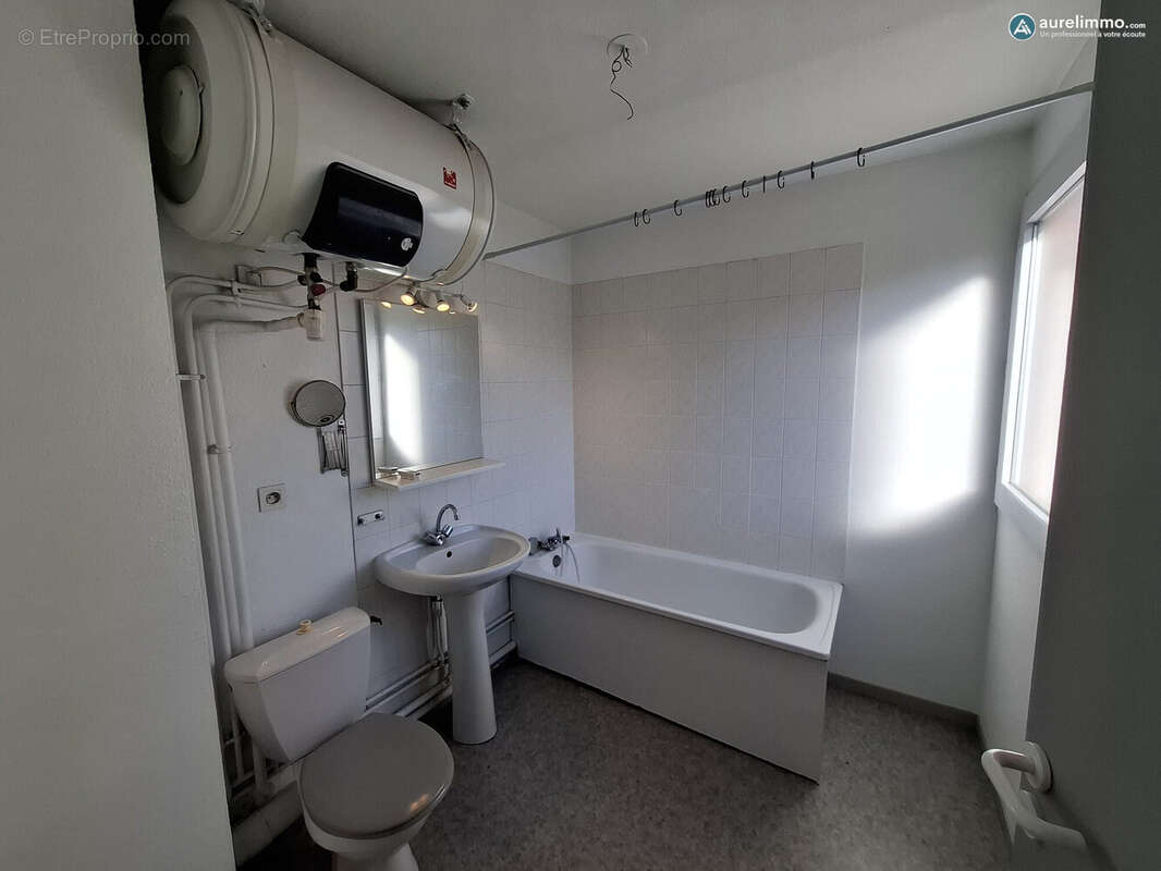salle de bains avec toilette - Appartement à CLERMONT-FERRAND