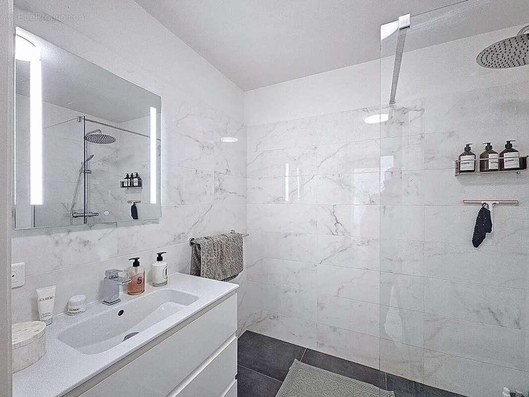 Appartement à SAINT-LAURENT-DU-VAR