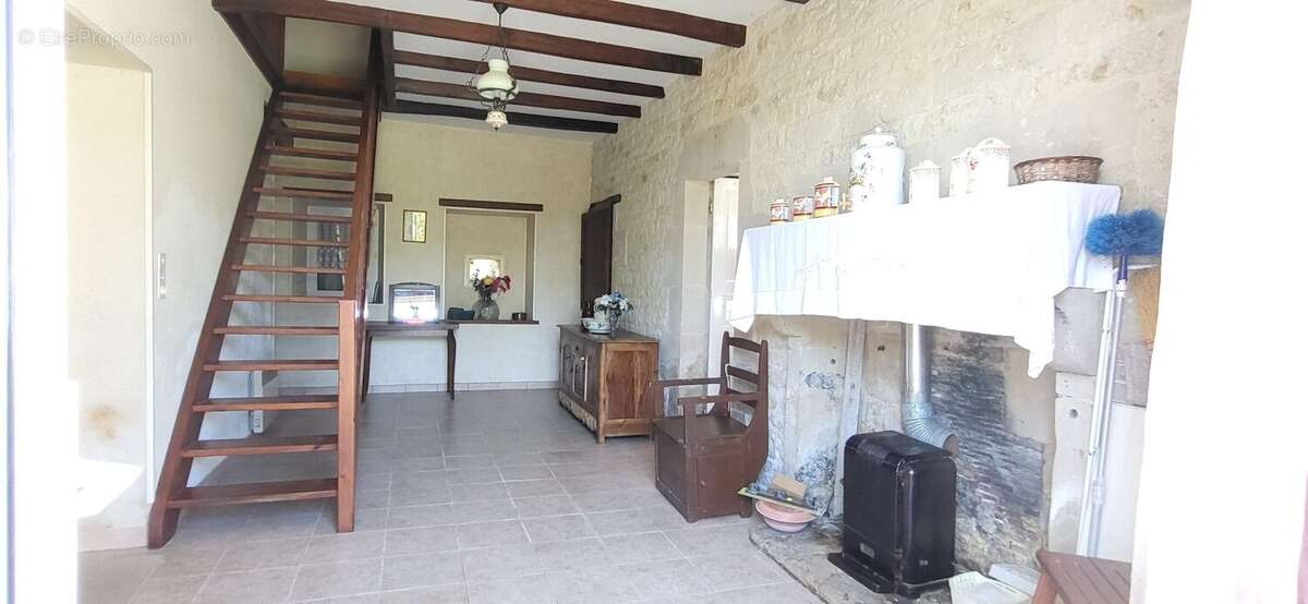 Maison à SAINT-GEORGES-DE-LONGUEPIERRE