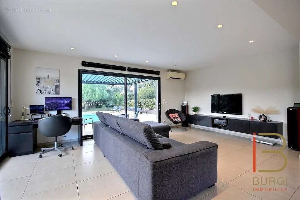 Maison à ROQUEBRUNE-SUR-ARGENS