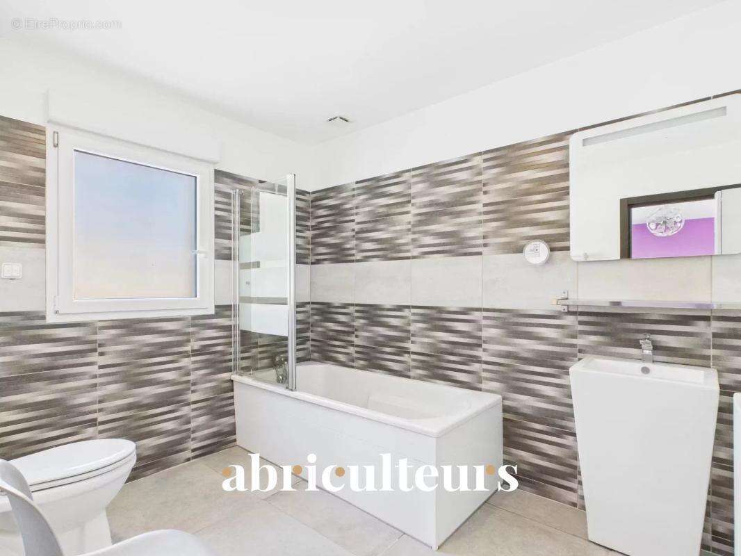 Maison à BAGNOLS-EN-FORET