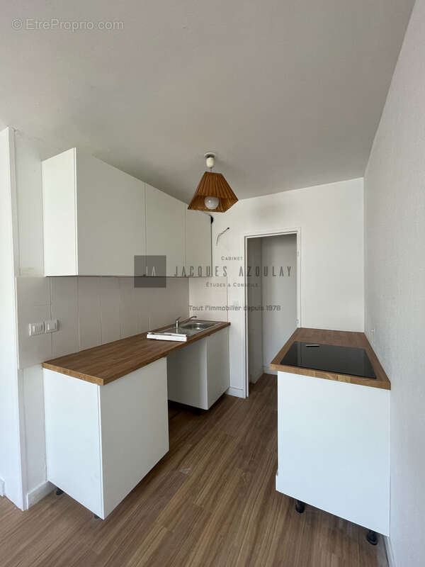 Studio - 32 m2 - Avec cave et emplacement de parking - photo 3