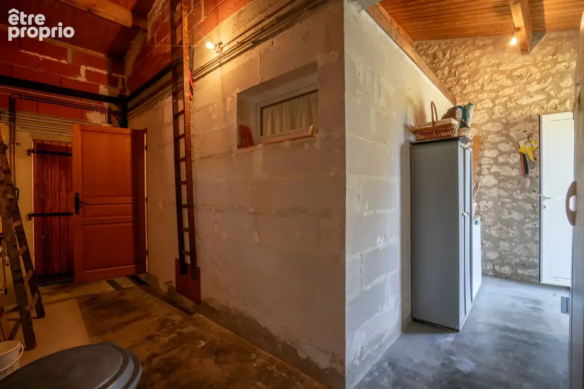Grange en pierre restaurée (5 chambres) avec dépendance s et piscine. - photo 16