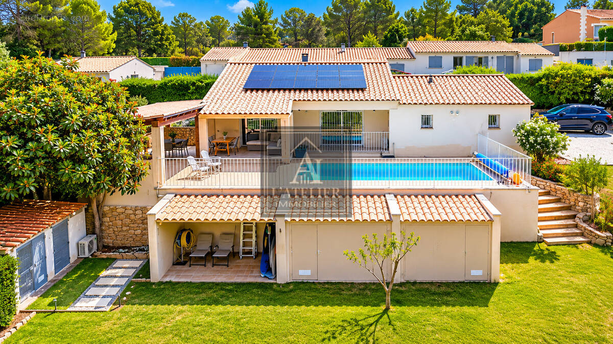 Maison de plain-pied d'une superficie de 136 m2 avec piscine sur une parcelle de 2000 m2 - photo 2