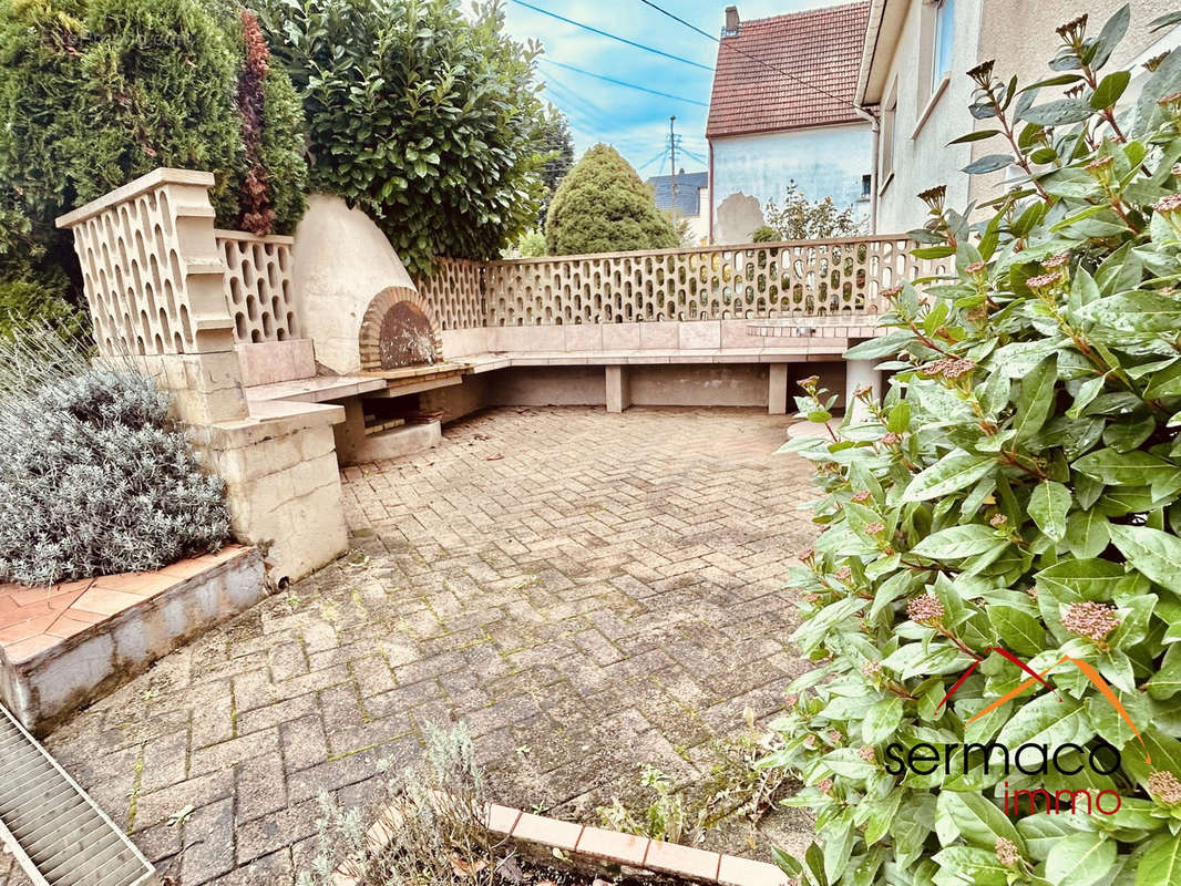 Terrasse avec four à pizza - Maison à SARREGUEMINES