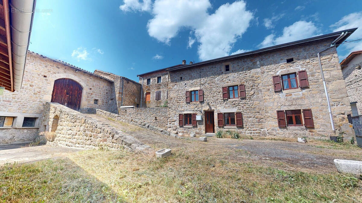 Maison à SAINT-HILAIRE-CUSSON-LA-VALMITTE