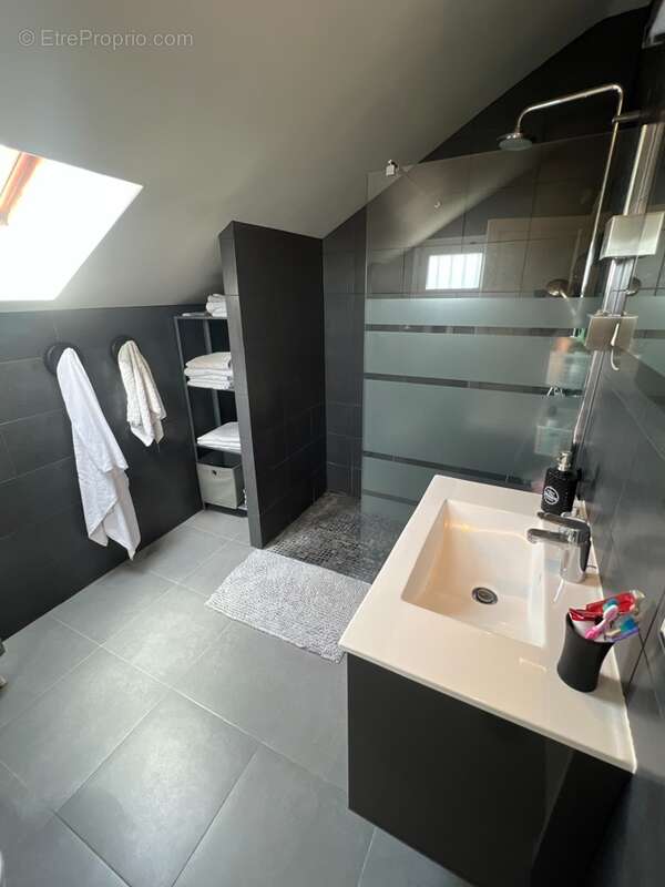 Superbe maison de 8 pieces de 215 m2 , terrasse , jardin et garage double - quartier privilegie du haut de bonneuil (94380) - photo 17