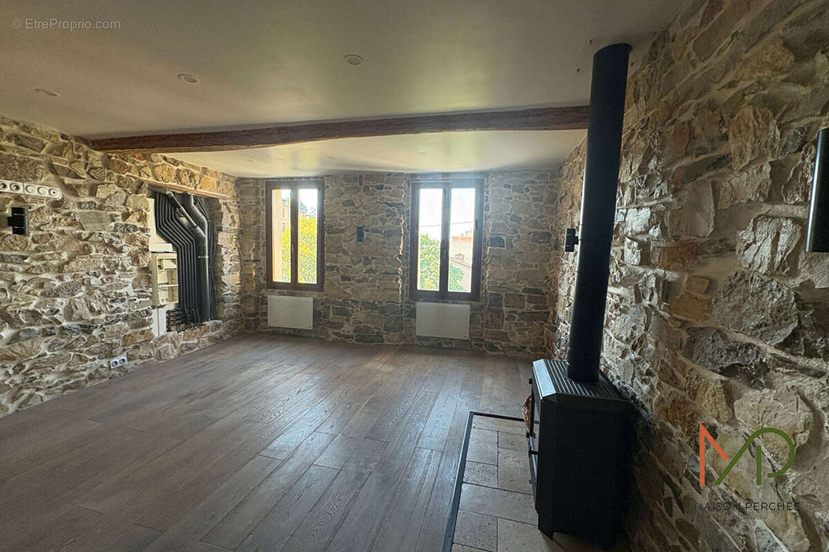 Maison de ville atypique, sur trois niveaux, entièrement rénovée de 71 m² - photo 5