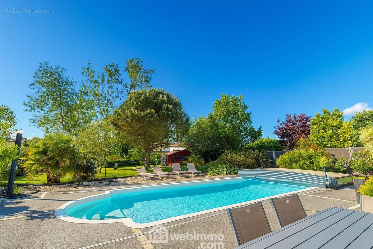 Piscine chauffée avec dôme. - Maison à SAINT-MATHURIN