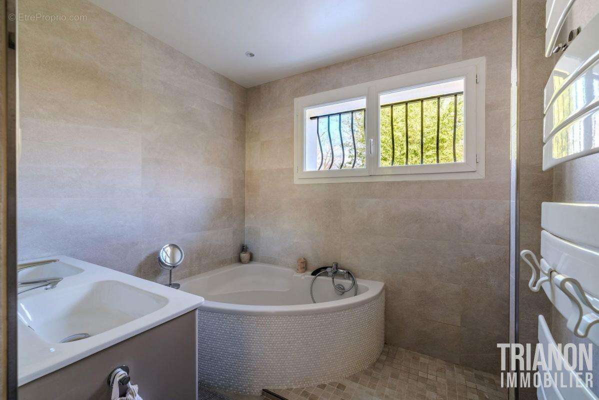 Maison à LE MESNIL-SAINT-DENIS