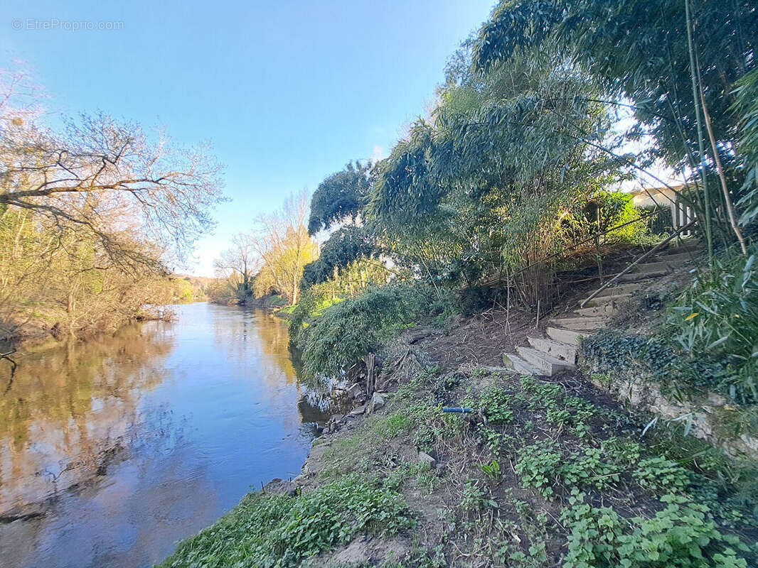 Terrain à VOUNEUIL-SUR-VIENNE
