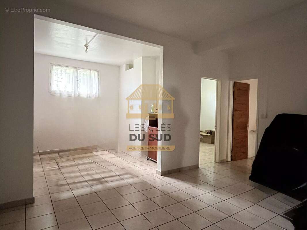 Maison T4/5 de plain pied à vendre sur la Rivière Saint Louis 97421 - photo 5