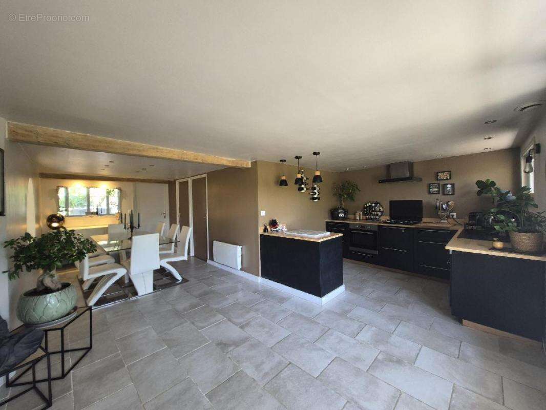 Maison 180 m² à La Vergne  - photo 4