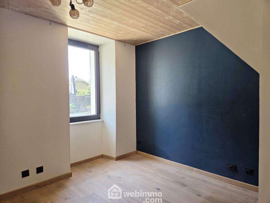 Au rez-de-chaussée, le coin nuit est composé de 2 chambres... - Maison à GRIGNON