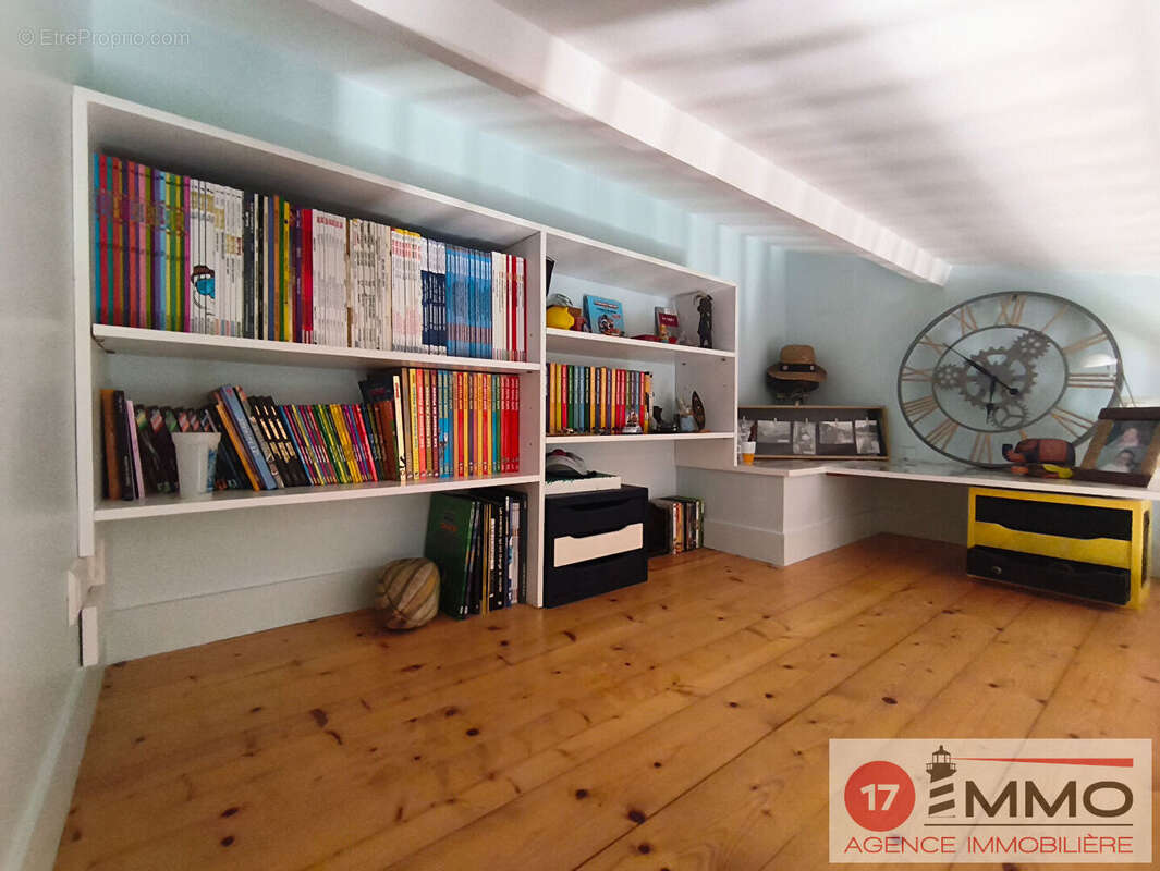 Maison familiale avec piscine, double garage et nombreuses dépendances - photo 8