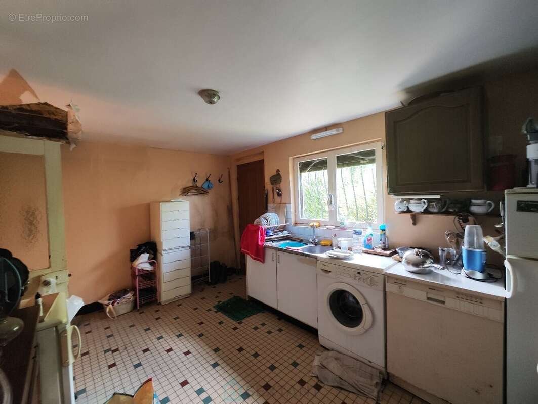 Sur plus de 3 ha de terrain, agréable maison avec dépendances - photo 30