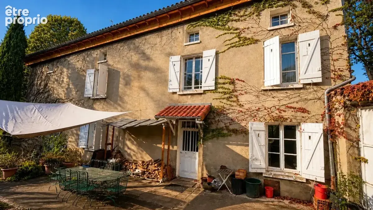 Maison 14 pièces 314 m² · à Néronde · 314 m² · 360 000 €