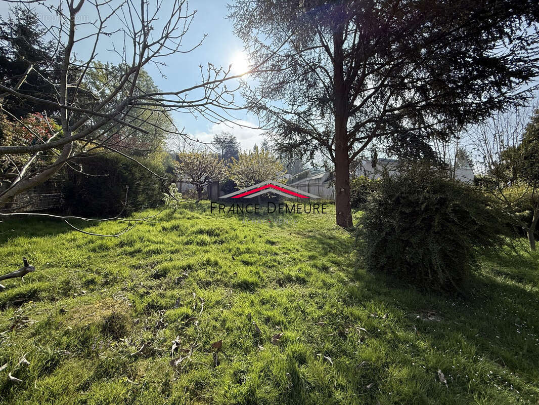 Terrain à MONTLIGNON
