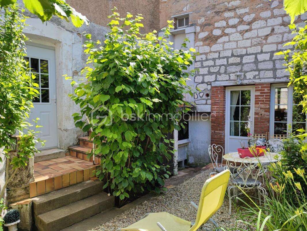 Maison bourgeoise de 100 m² avec cave et extérieurs - photo 16