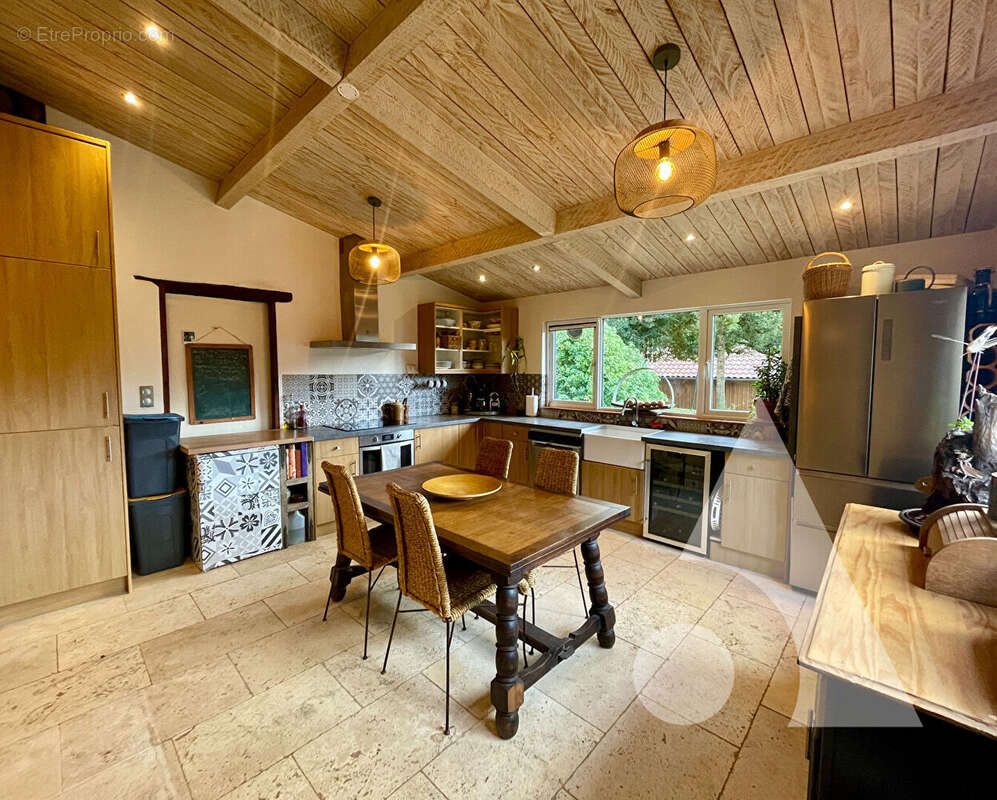 Charmante maison en pierre avec gîte, sur plus de 2 hectares de terrain à Sainte-Mondane - photo 5