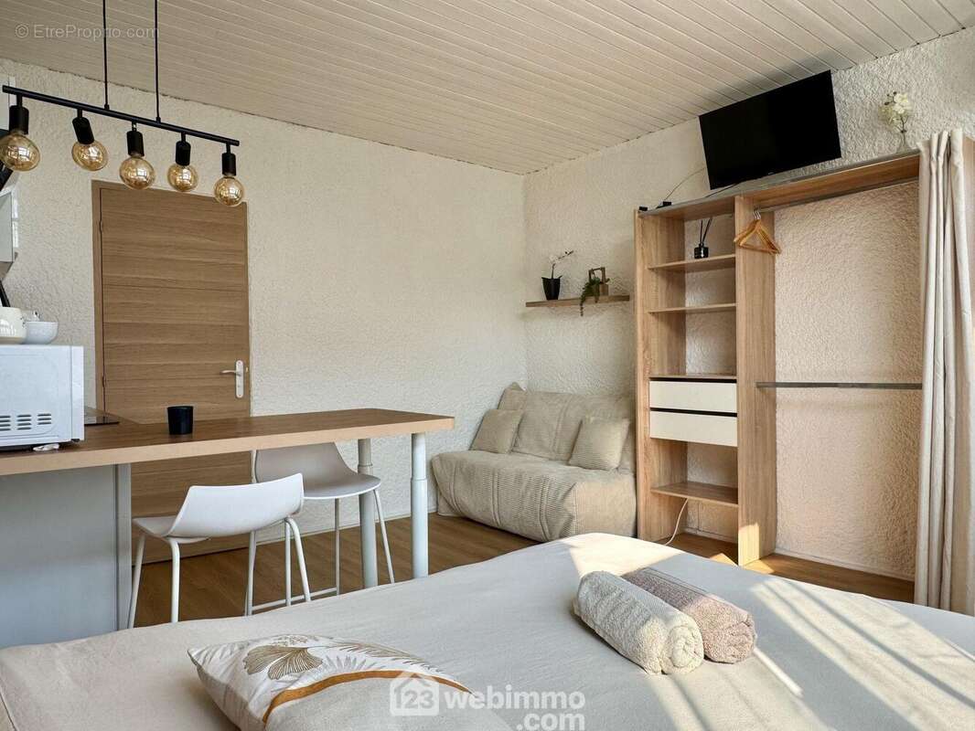 Disposant d'espace pratique pour le repas et le rangement, - Appartement à CHASSENEUIL-DU-POITOU