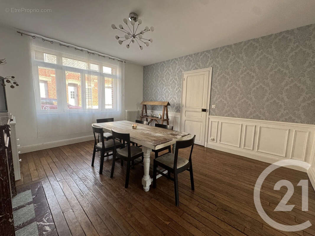 Maison 245 m² à Saint-Quentin  - photo 4