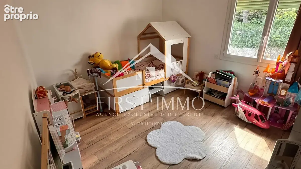 VELAUX - Maison de ville avec extérieur et parking. - photo 5