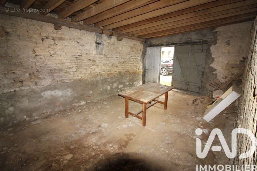 Photo 2 - Parking à VARZY