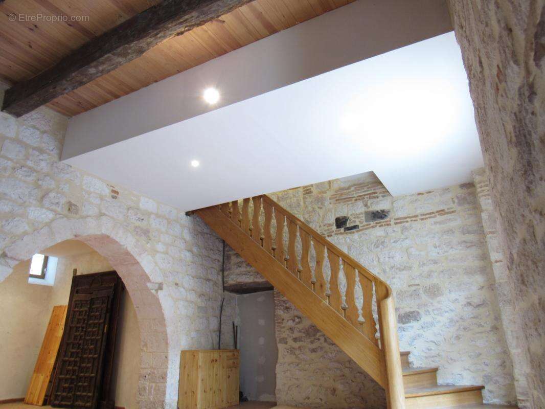 Grande maison medievale  de village entierement renovee dpe en b avec une petite maison qui sert de garage   290000€ - photo 7