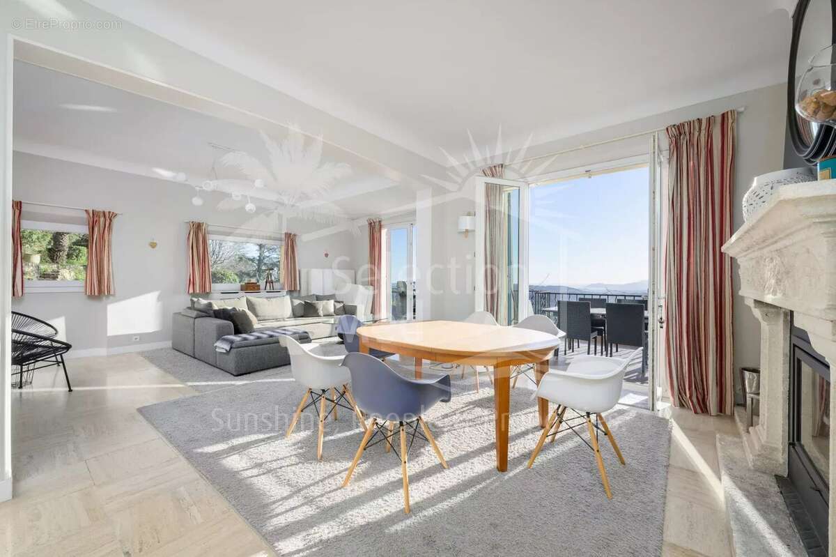 Maison à CHATEAUNEUF-GRASSE