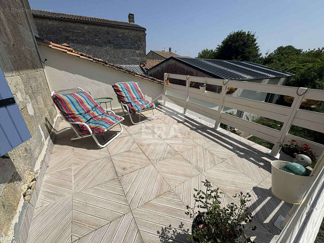 Maison à PRIGNAC-ET-MARCAMPS