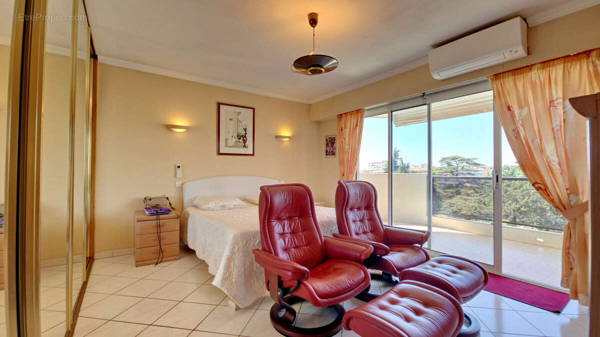 LE CANNET à vendre 4 pièces de 117 m2 avec terrasse et balcon, cave et garage sous-sol - photo 12